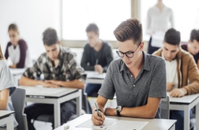 12-րդ դասարանցիները հանձնում են պետական ավարտական քննություններ