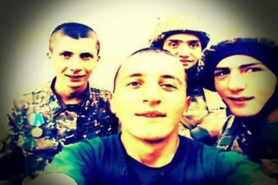 Արման Մելիքյանն (աջից առաջինը) իր զինակից ընկերների հետ միասին (Լուսանկարը` նրա անձնական պահոցից)